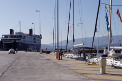 Außen die Fähren, innen die Yachten
