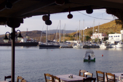 Eine Taverne beim Strand am Scheitel der Hafenbucht