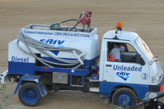 Der kleine Tankwagen bringt Diesel