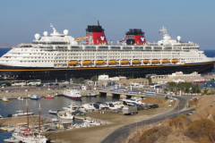 Ein Kreuzfahrtschiff bringt viele Touristen in die malerische Stadt