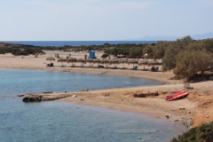 Die Badegäste kommen mit Autos / Mofas zum Strand