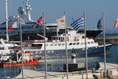 Eine Megayacht im Außenhafen