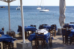 In der Taverne am Strand sind die Tische bereits gedeckt
