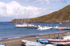 Der Steg für Yachten mit Mooringleinen, Wasser und Strom